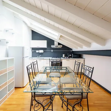 Elegante Mansarda Vicino Al Centro Apartment