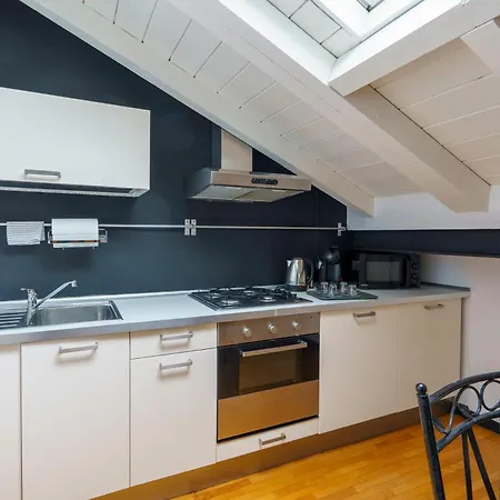 Apartment Elegante Mansarda Vicino Al Centro